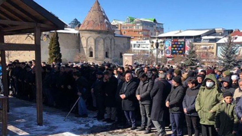 Erzurum'da depremlerde ölenler için gıyabi cenaze namazı kılındı