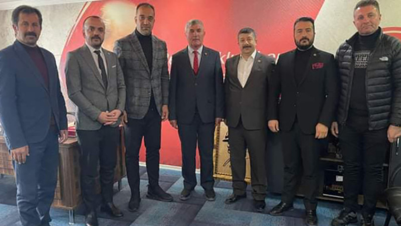 Oltu'nun bağımsız meclis üyeleri MHP'ye katıldı