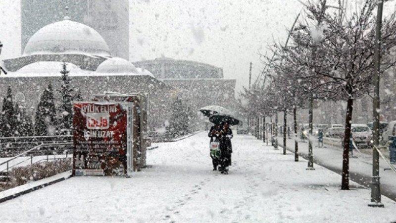 Erzurum'da devam eden kar yağışı hayatı olumsuz yönde etkiliyor