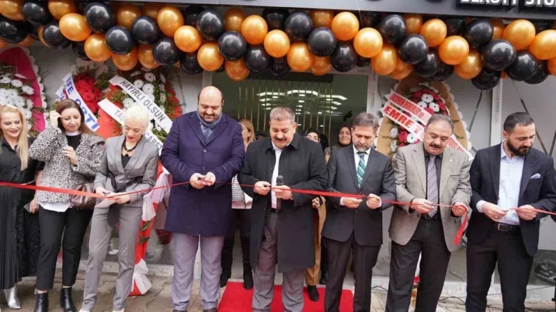 İlçe Belediye başkanları güzellik merkezinin açılışını yaptı