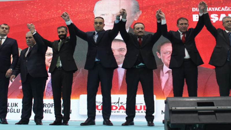MHP adayları ve yeni katılımlarla gövde gösterisi yaptı