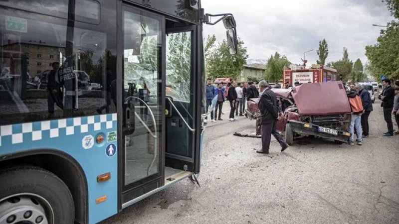 Erzurum'da Halk Otobosü otomobile çarptı 1 kişi öldü