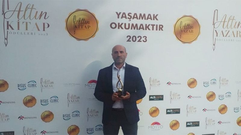 Erzurumlu Yazar İsrafil Çakır Altın Kalem roman ödülünü aldı