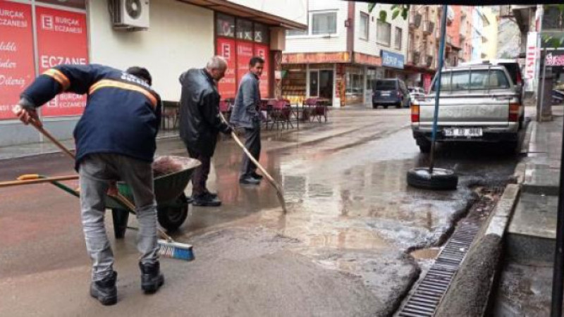 İspir Belediyesi yetersiz mi kalıyor, iş yerleri su altında kaldı