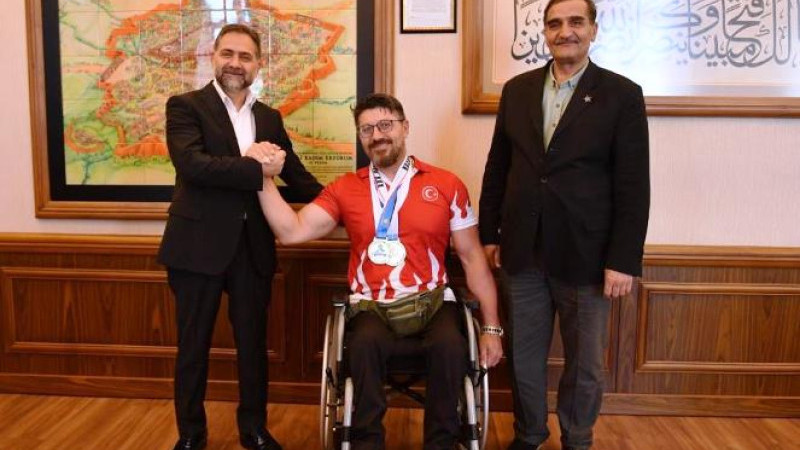Dünya Şampiyonu Gökhan Seven'e Başkan Uçar kucak açtı