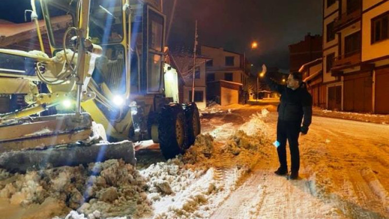 Yakutiye Belediyesi karla mücadeleyi aralıksız sürdürüyor