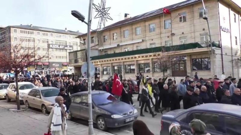 Erzurum Ülkü Ocakları şehitler için saygı yürüyüşü düzenledi