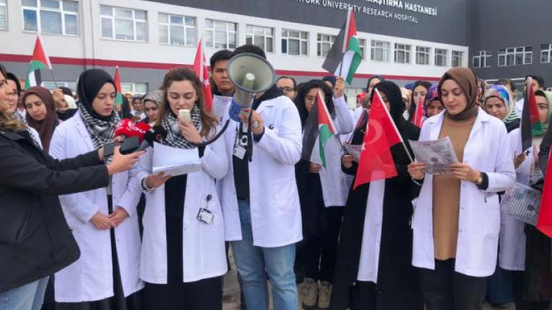 Sağlıkçılardan terör devleti İsrail karşıtı yürüyüş