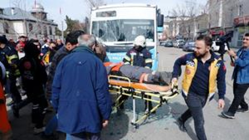 Halk Otobüsü minibüsle çarpıştı 14 kişi yaralandı