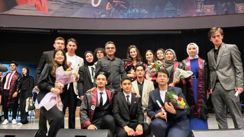 Mümtaz Turhan Anadolu Lisesi bu yıl ilk mezunlarını verdi.