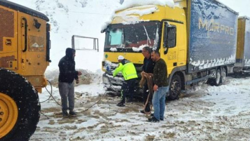 Jandarma Erzurum’da yolda kalan 143 vatandaşa ulaştı