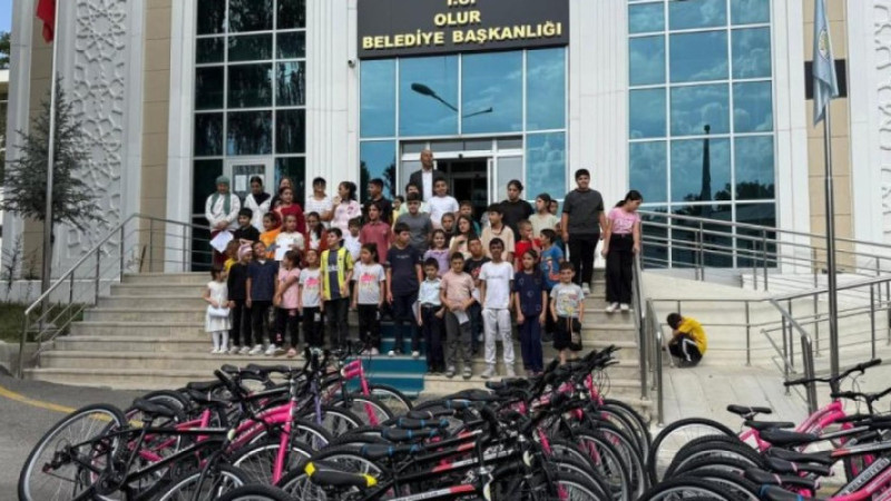 Olur Belediyesi 125 çocuğa bisiklet hediye etti