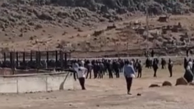 İntihar eden kadının yakınları cenazede birbirine girdi
