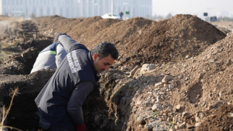 Erzurum'da kış öncesi mezar hazırlığı