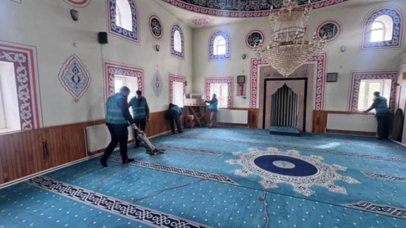 Hınıs’ta yükümlüler camilerde temizlik yaptı