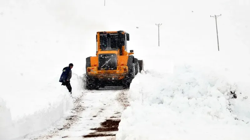 Erzurum'u kar teslim aldı yollar kapandı kaldı