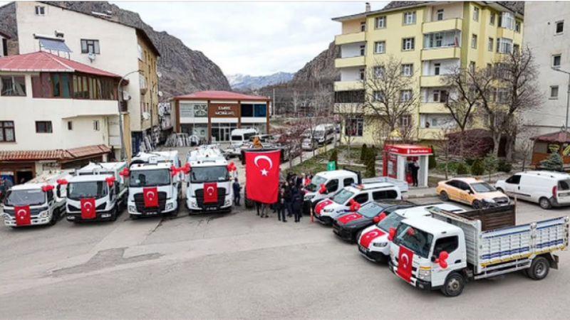 Uzundere Belediyesi'ne 10 hizmet aracı birden alındı