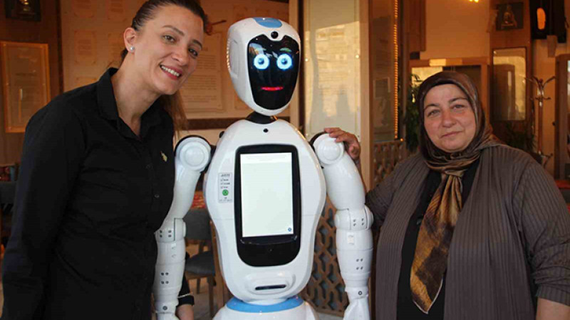 Erzurum'un ilk robot garsonu Şüküfe büyük ilgi görüyor