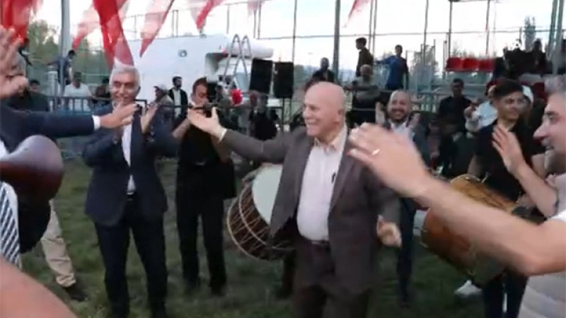 Başkan Sekmen davul-zurnaya dayanamadı!