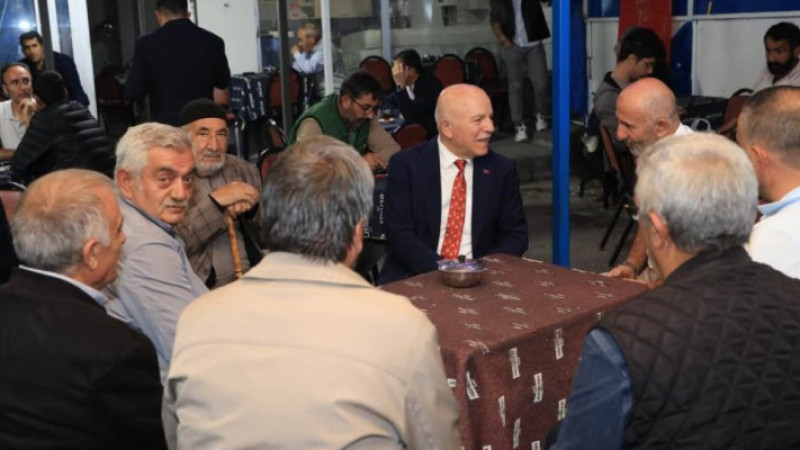 Başkan Sekmen vatandaşların çay davetini geri çevirmedi