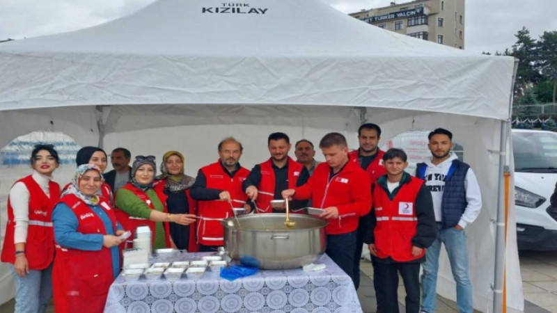 Kızılay aşure dağıttı