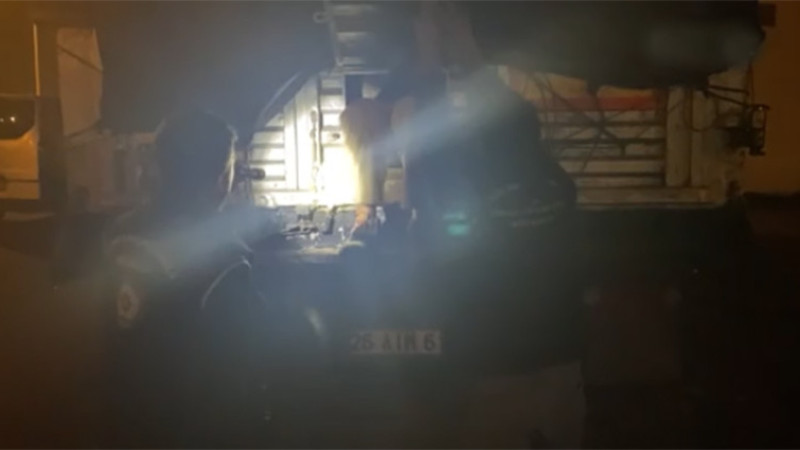 Bir tırın dorsesinde 22 düzensiz göçmen yakalandı