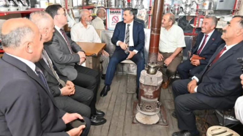 Vali Çiftçi, Kavaflar çarşısında 60 yıllık esnaf Yahya İspirli'yi ziyaret etti