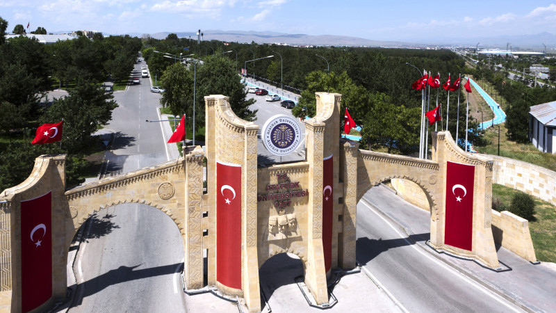 İlk günkü heyecanıyla yeni öğrencilerini bekliyor