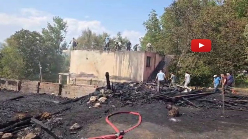 İspir'de çıkan yangında 3 ev ve 2 ahır kül oldu