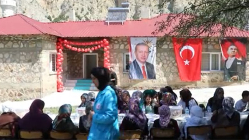 Olur'da köylüler atıl binayı taziye evine çevirdi