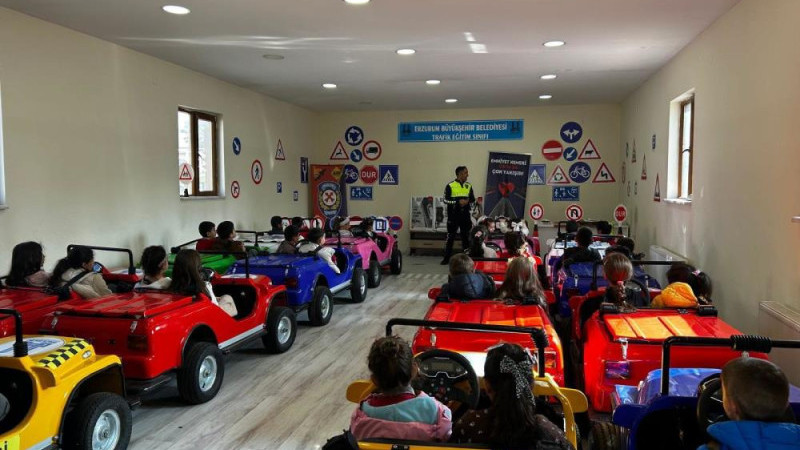 Trafik kurallarını direksiyon başında öğrendi